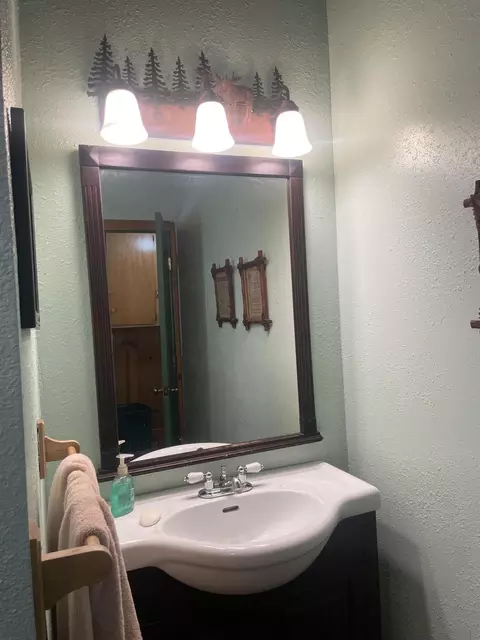 Bath - 2128 Ferguson Dr, Springville, CA 93265 photo 2 of 2