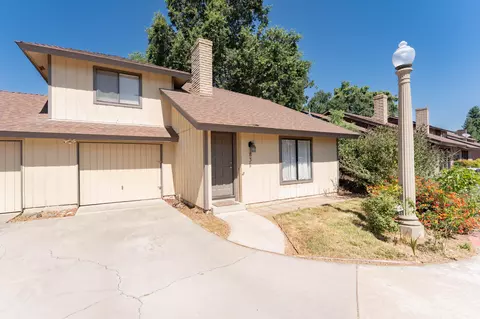 839 W Arlen Ct, Visalia, CA 93277