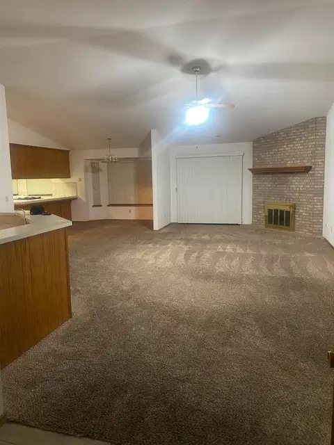 2417 Oakwood Ct, Hanford, CA 93230
