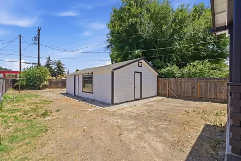 Exterior - 313 S C St, Exeter, CA 93221 photo 4 of 5