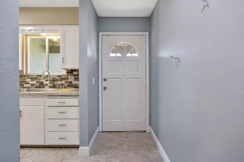 Entry Way - 506 S Francis, Exeter, CA 93221 photo 1 of 4