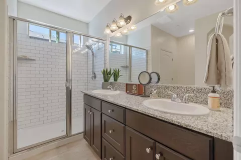 Bath - 2306 E Mesa Ct, Visalia, CA 93292 photo 4 of 5