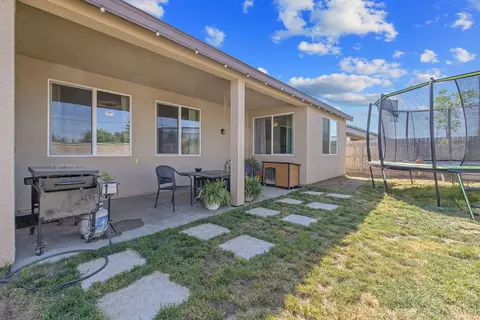 Exterior - 2306 E Mesa Ct, Visalia, CA 93292 photo 5 of 8