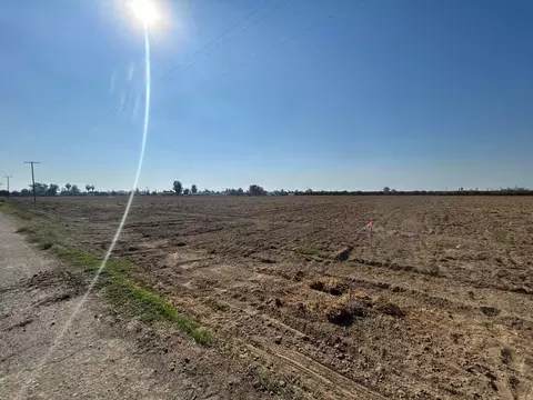 W Stanford Avenue, Pixley, CA 93256