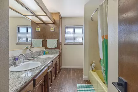 Bath - 723 W Pine St, Exeter, CA 93221 photo 3 of 4