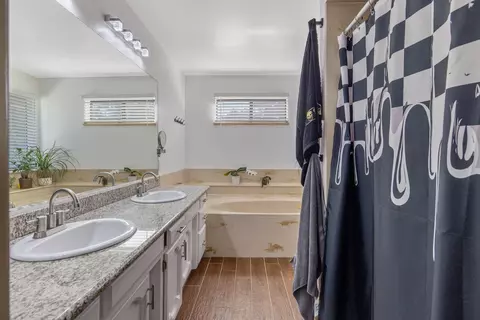 Bath - 723 W Pine St, Exeter, CA 93221 photo 4 of 4
