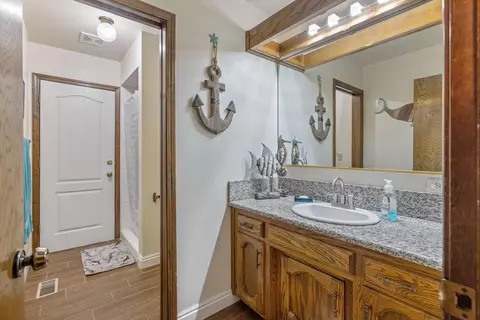 Bath - 723 W Pine St, Exeter, CA 93221 photo 1 of 4