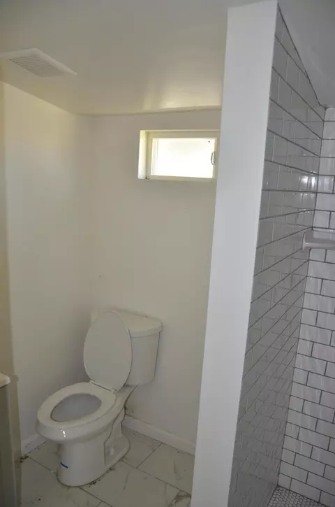 Bath - 648 B St, Lemoore, CA 93245 photo 8 of 8