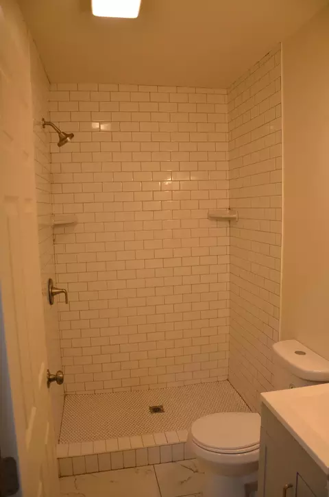 Bath - 648 B St, Lemoore, CA 93245 photo 3 of 8