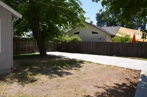Exterior - 648 B St, Lemoore, CA 93245 photo 5 of 8