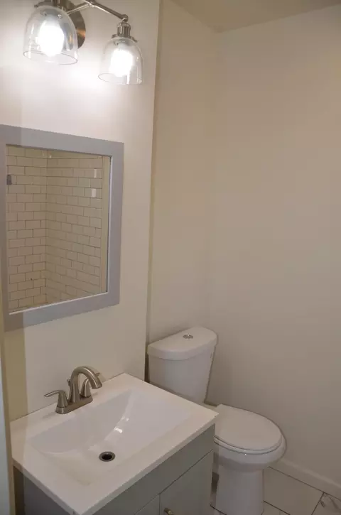 Bath - 648 B St, Lemoore, CA 93245 photo 1 of 8