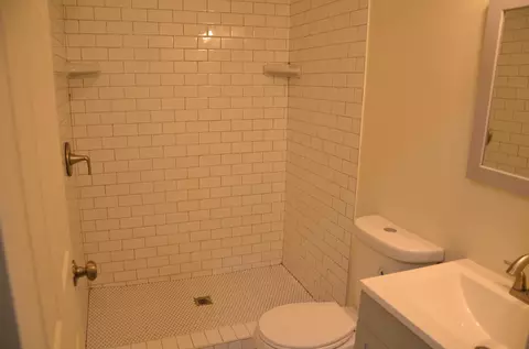 Bath - 648 B St, Lemoore, CA 93245 photo 4 of 8