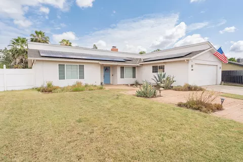 690 W Magnolia Ave, Hanford, CA 93230