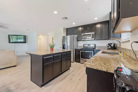 Kitchen - 2149 E Delta Ct, Visalia, CA 93292 photo 3 of 6
