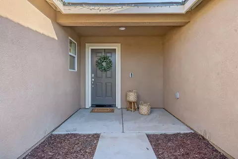 Entry Way - 2149 E Delta Ct, Visalia, CA 93292 photo 2 of 10
