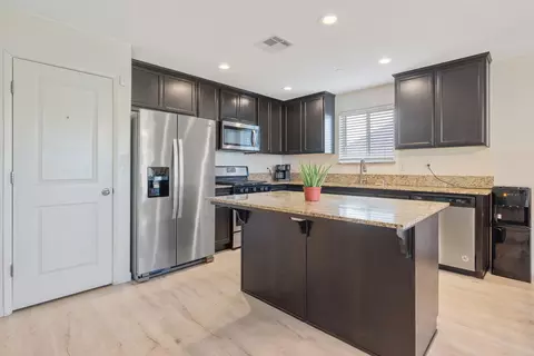 Kitchen - 2149 E Delta Ct, Visalia, CA 93292 photo 5 of 6