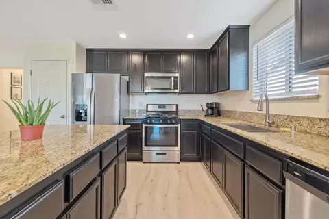 Kitchen - 2149 E Delta Ct, Visalia, CA 93292 photo 4 of 6
