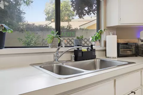 Kitchen - 1624 E Castleview Dr, Visalia, CA 93292 photo 4 of 6