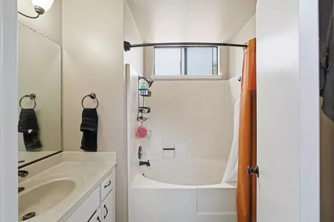 Bath - 1624 E Castleview Dr, Visalia, CA 93292 photo 3 of 5