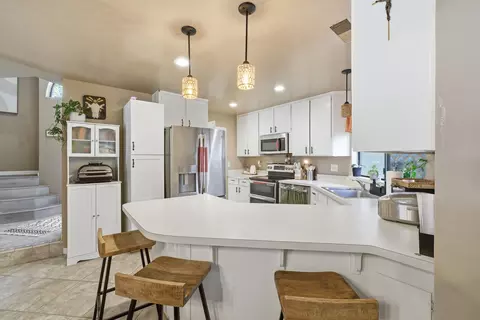 Kitchen - 1624 E Castleview Dr, Visalia, CA 93292 photo 3 of 6