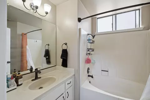 Bath - 1624 E Castleview Dr, Visalia, CA 93292 photo 4 of 5