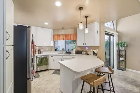 Kitchen - 1624 E Castleview Dr, Visalia, CA 93292 photo 2 of 6