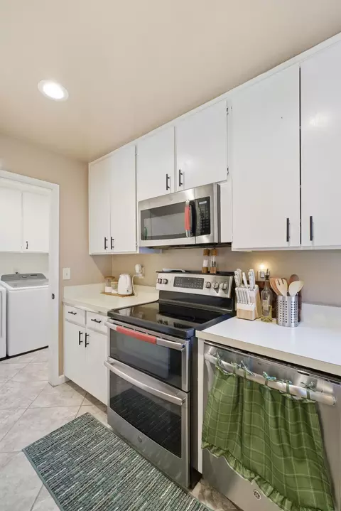 Kitchen - 1624 E Castleview Dr, Visalia, CA 93292 photo 5 of 6