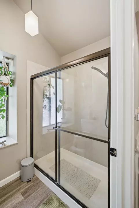 Bath - 1624 E Castleview Dr, Visalia, CA 93292 photo 2 of 5