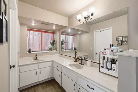 Bath - 1624 E Castleview Dr, Visalia, CA 93292 photo 1 of 5