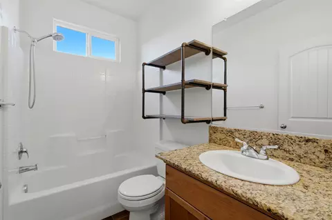 Bath - 1078 Geneva Dr, Lemoore, CA 93245 photo 4 of 4
