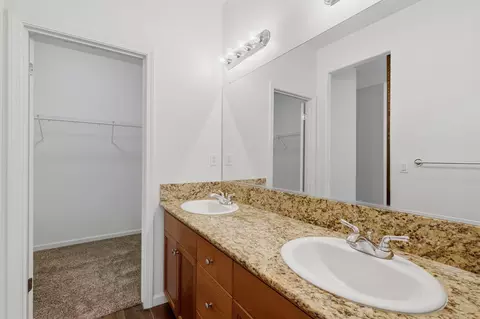 Bath - 1078 Geneva Dr, Lemoore, CA 93245 photo 3 of 4