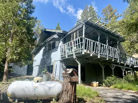 Exterior - 1207 Pine Haven Ct, Springville, CA 93265 photo 3 of 7