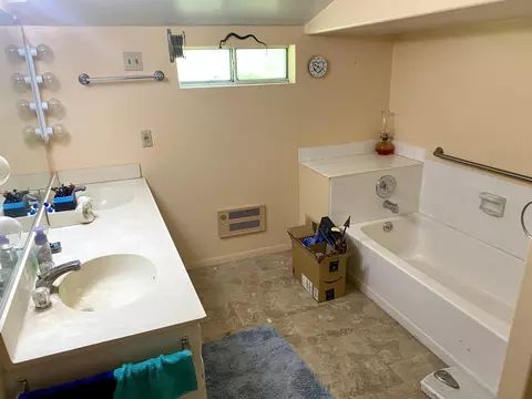 Bath - 1207 Pine Haven Ct, Springville, CA 93265 photo 1 of 2