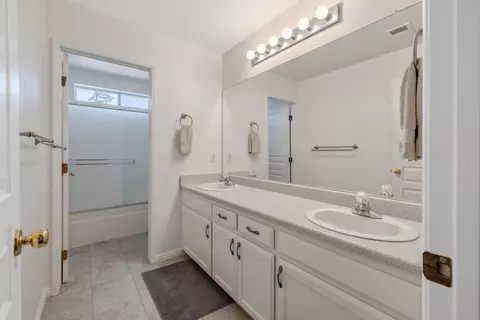 Bath - 1156 Joy Ct, Exeter, CA 93221 photo 2 of 4