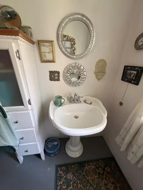 Bath - 1883 James Dr, Springville, CA 93265 photo 7 of 8