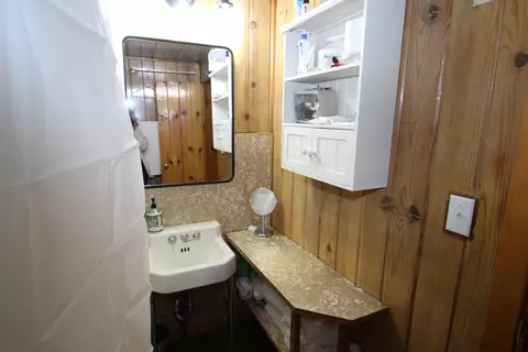Bath - 496 Trails End, Springville, CA 93265 photo 1 of 6