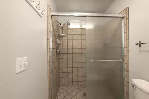 Bath - 1809 Evergreen Ct, Visalia, CA 93292 photo 4 of 4
