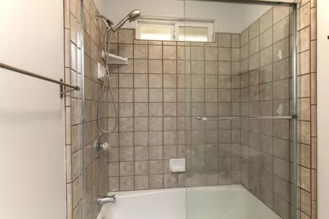 Bath - 1809 Evergreen Ct, Visalia, CA 93292 photo 2 of 4