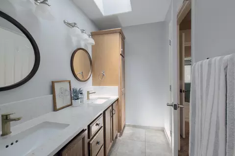 Bath - 1809 Evergreen Ct, Visalia, CA 93292 photo 3 of 4