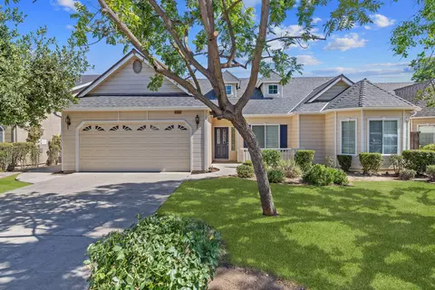 5202 W Oriole Ave, Visalia, CA 93291