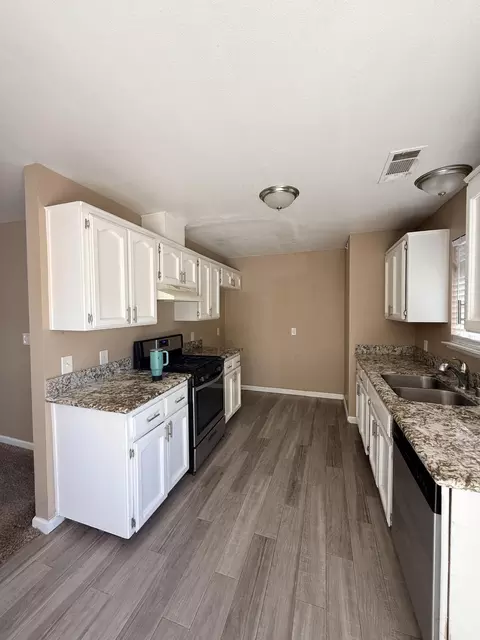 613 Follett St, Lemoore, CA 93245 photo 3