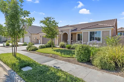 5121 W Brooke Ave, Visalia, CA 93291