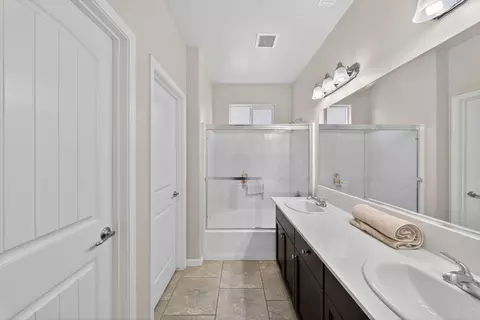 Bath - 3272 Spring Sails Ave, Tulare, CA 93274 photo 1 of 2