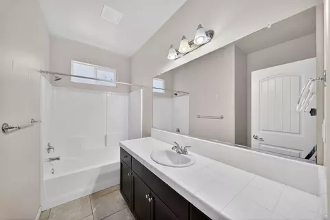 Bath - 3272 Spring Sails Ave, Tulare, CA 93274 photo 2 of 2
