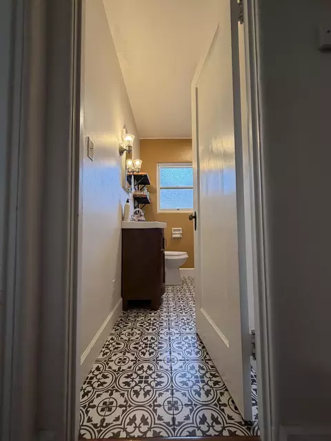 Bath - 1072 E Sycamore Ave E, Tulare, CA 93274 photo 2 of 3