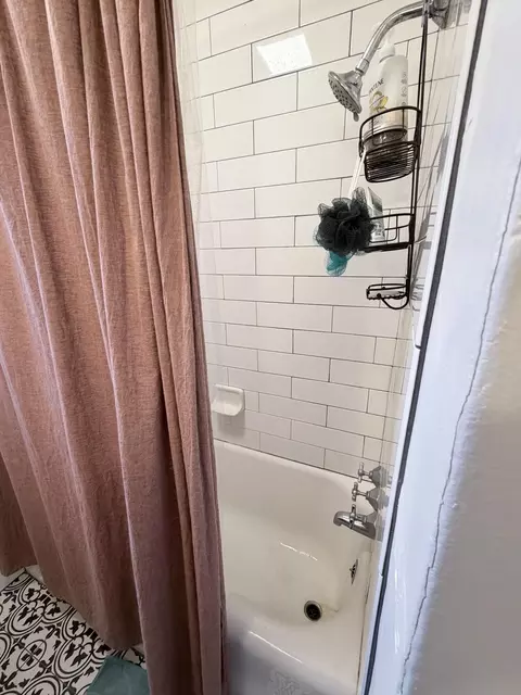 Bath - 1072 E Sycamore Ave E, Tulare, CA 93274 photo 3 of 3