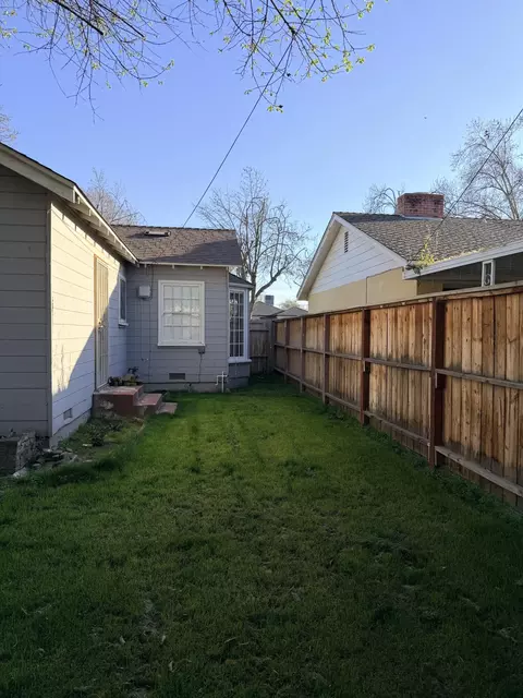 Exterior - 1072 E Sycamore Ave E, Tulare, CA 93274 photo 5 of 11