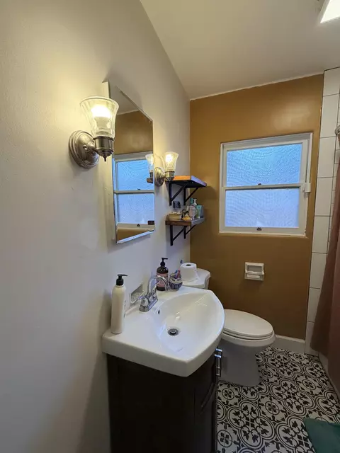 Bath - 1072 E Sycamore Ave E, Tulare, CA 93274 photo 1 of 3