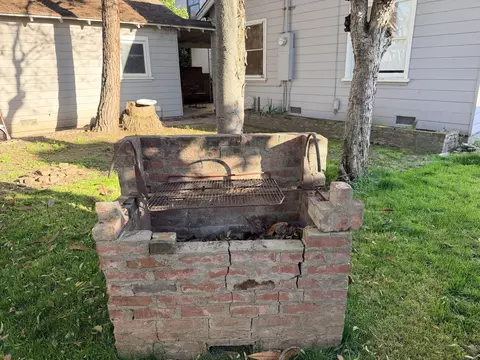 Exterior - 1072 E Sycamore Ave E, Tulare, CA 93274 photo 6 of 11