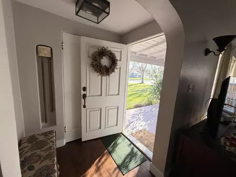 Entry Way - 1072 E Sycamore Ave E, Tulare, CA 93274 photo 1 of 5